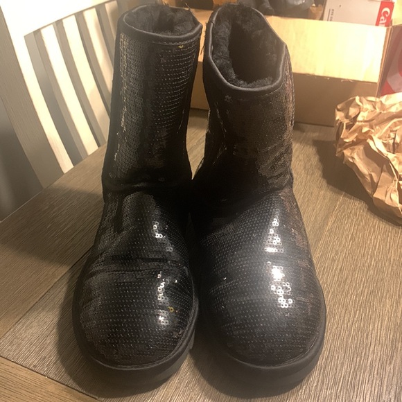 Women’s UGG Classic Short Cosmos Sequin - Size 9 - Picture 2 of 7